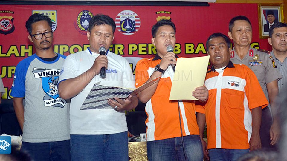 Perjanjian damai yang pernah dilakukan pendukung Persija dan Persib pada April 2014. Copyright: © internet